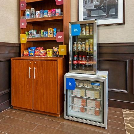 Comfort Suites Newark - Harrison Bagian luar foto