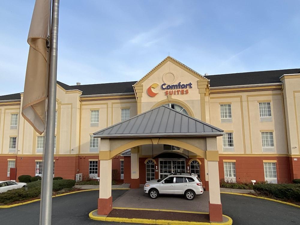 Comfort Suites Newark - Harrison Bagian luar foto