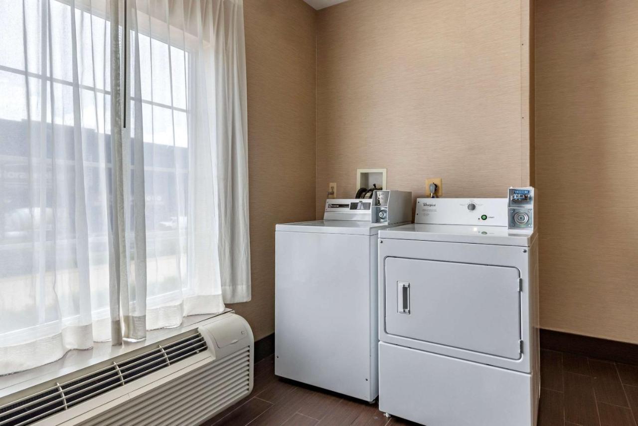 Comfort Suites Newark - Harrison Bagian luar foto