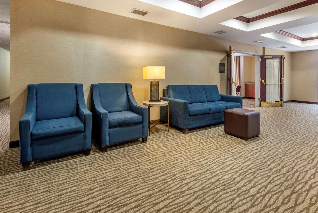 Comfort Suites Newark - Harrison Bagian luar foto