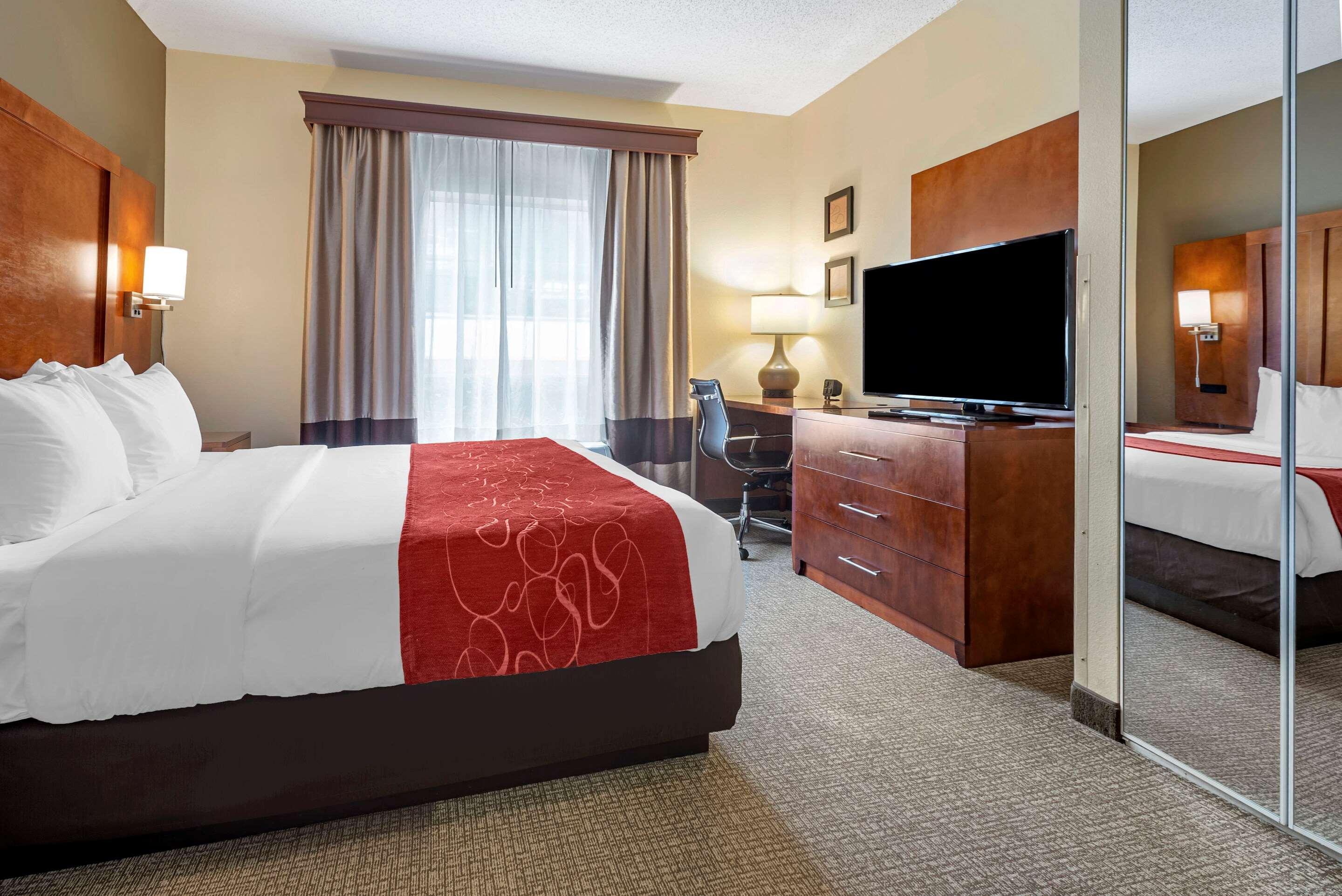 Comfort Suites Newark - Harrison Bagian luar foto