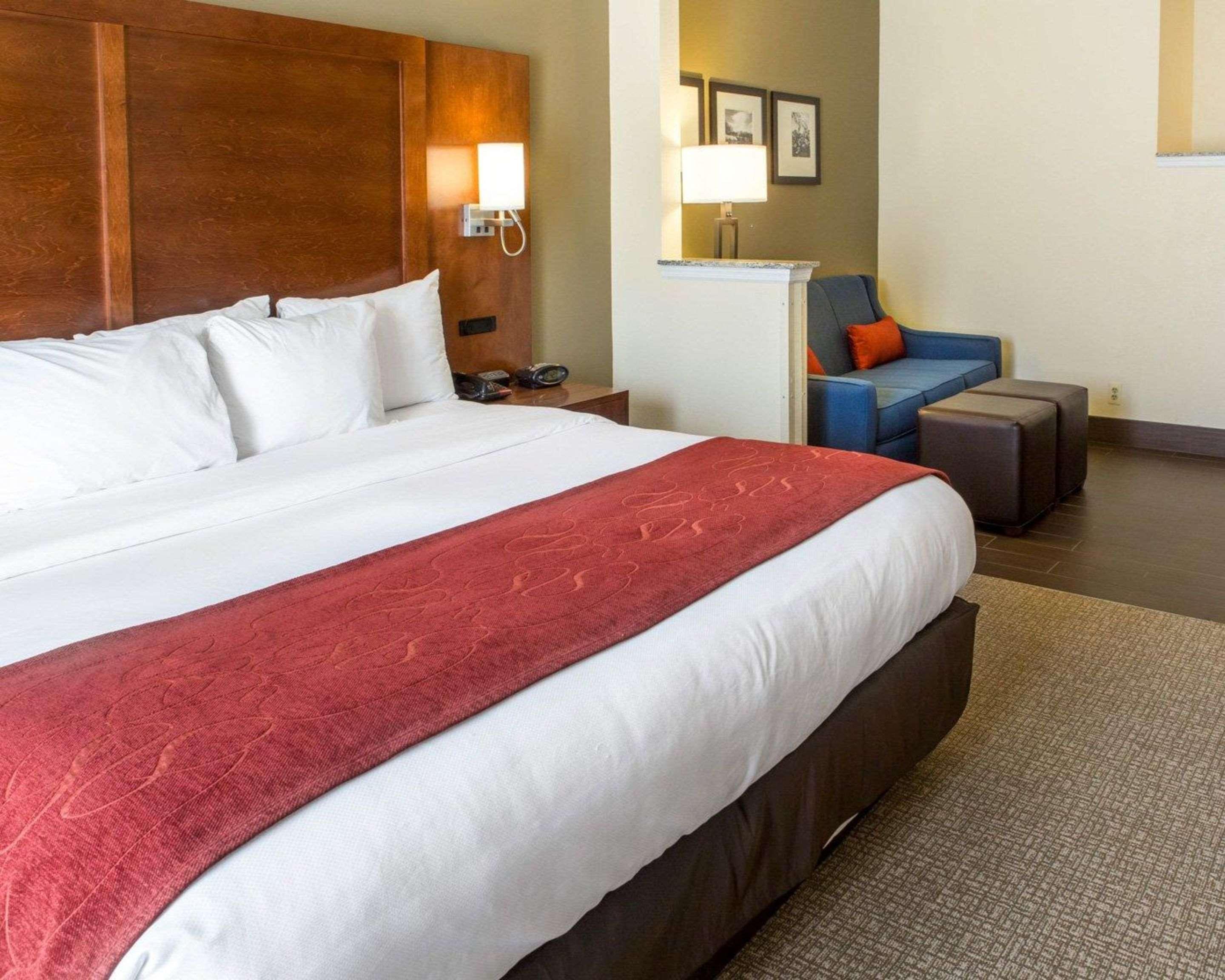 Comfort Suites Newark - Harrison Bagian luar foto