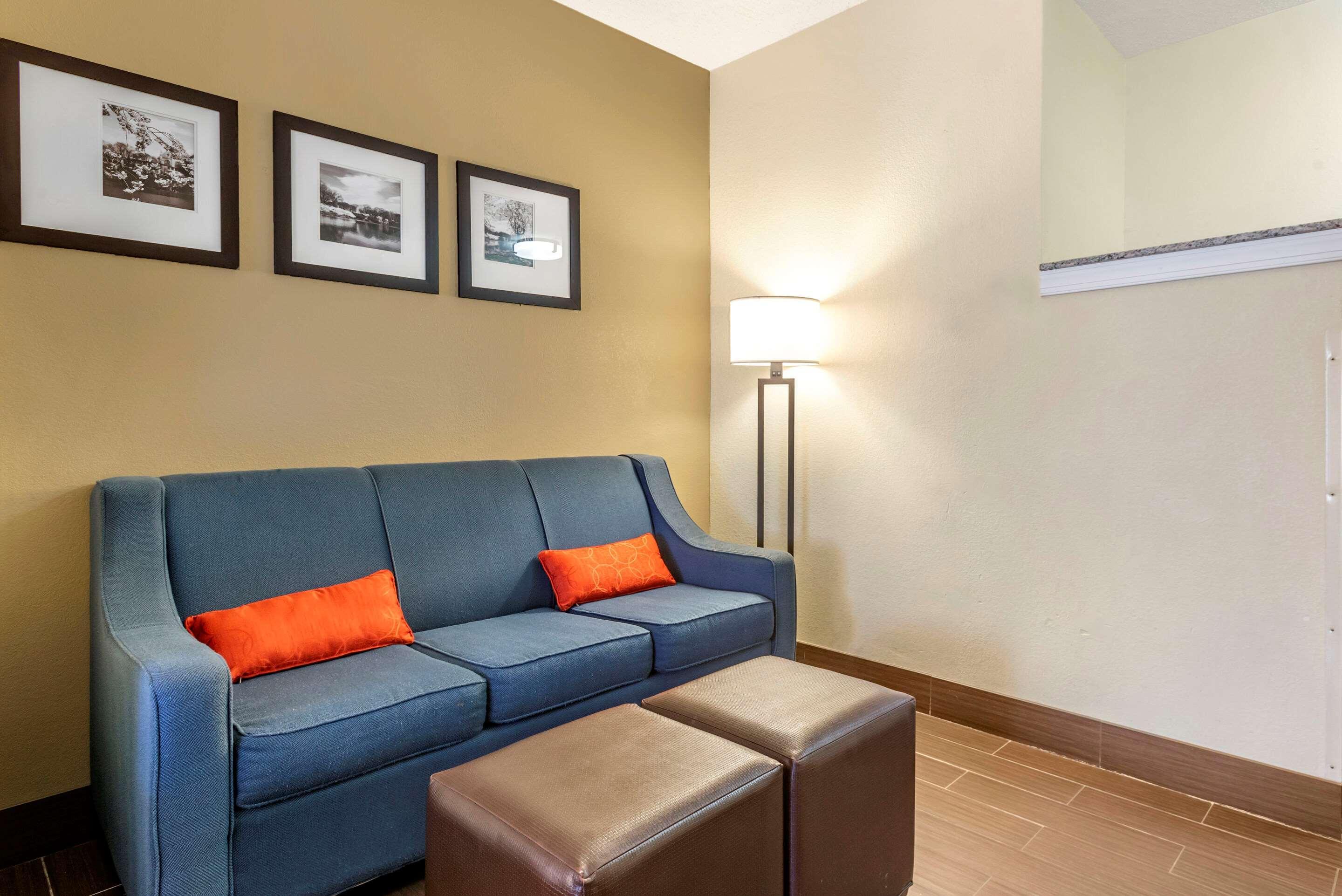 Comfort Suites Newark - Harrison Bagian luar foto