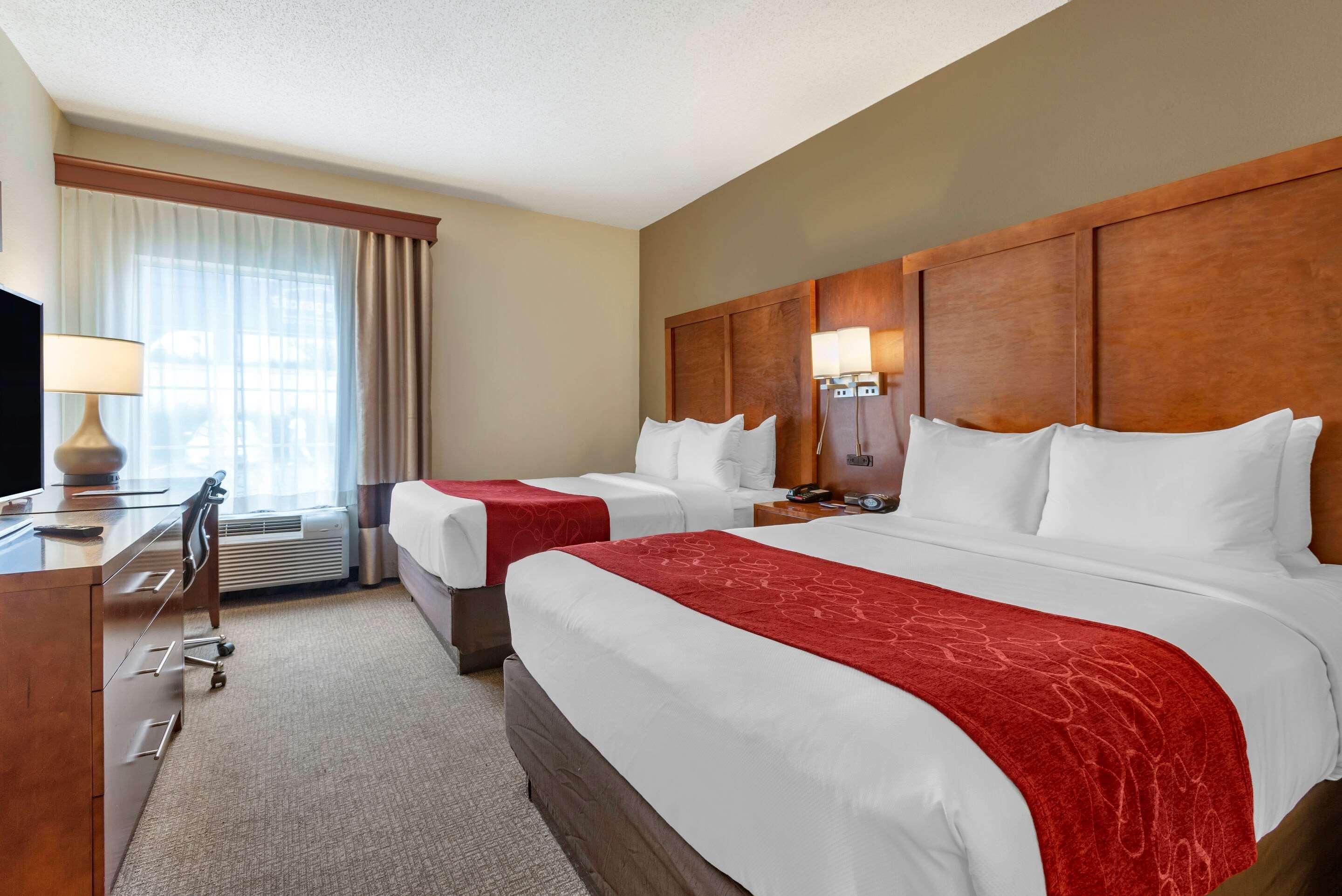 Comfort Suites Newark - Harrison Bagian luar foto