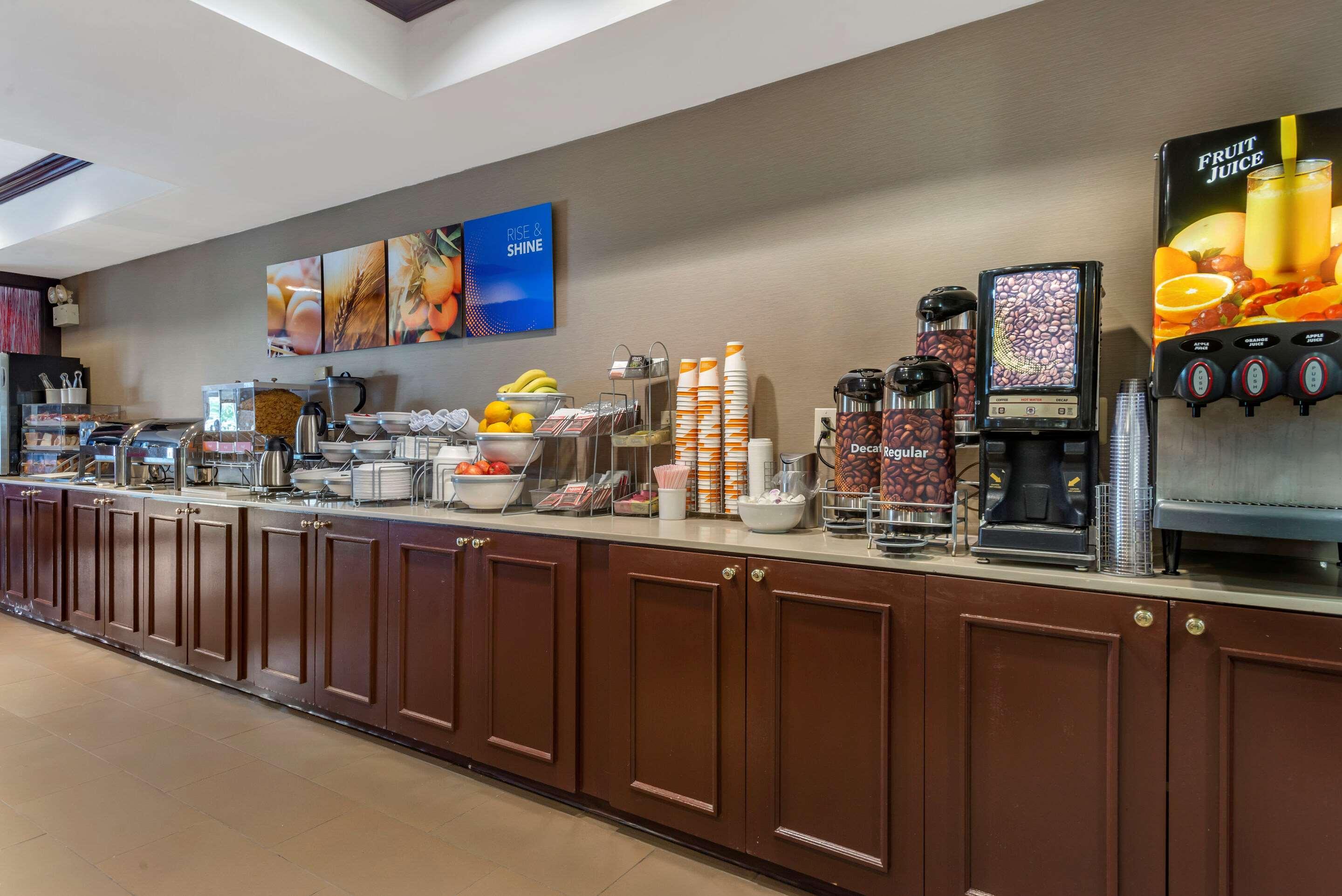 Comfort Suites Newark - Harrison Bagian luar foto