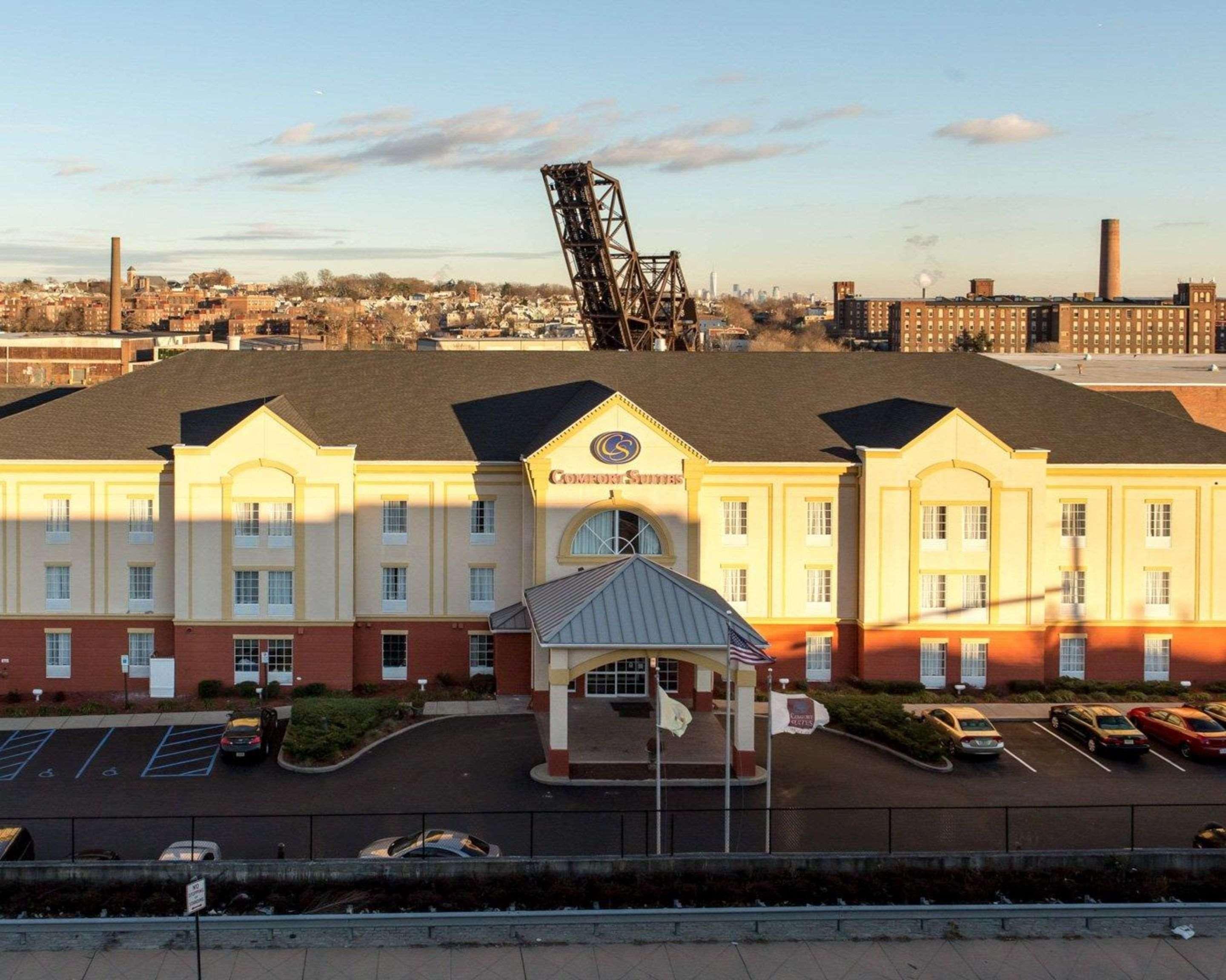Comfort Suites Newark - Harrison Bagian luar foto