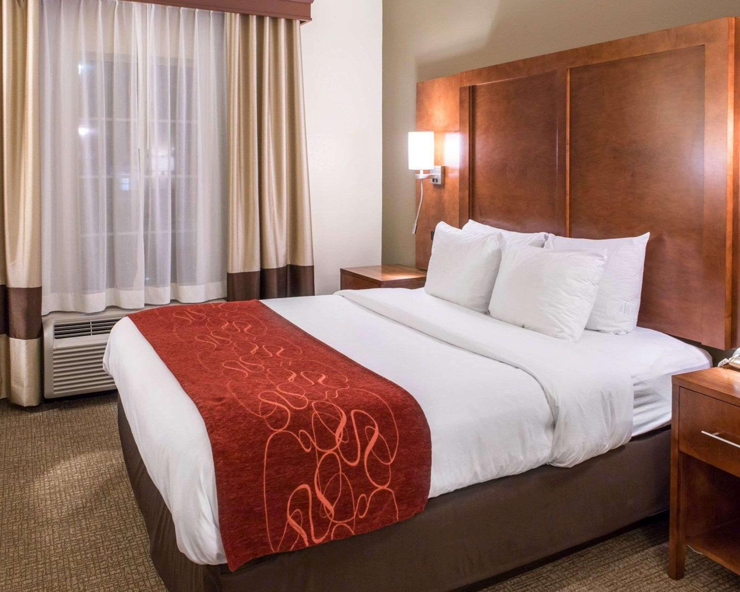 Comfort Suites Newark - Harrison Bagian luar foto