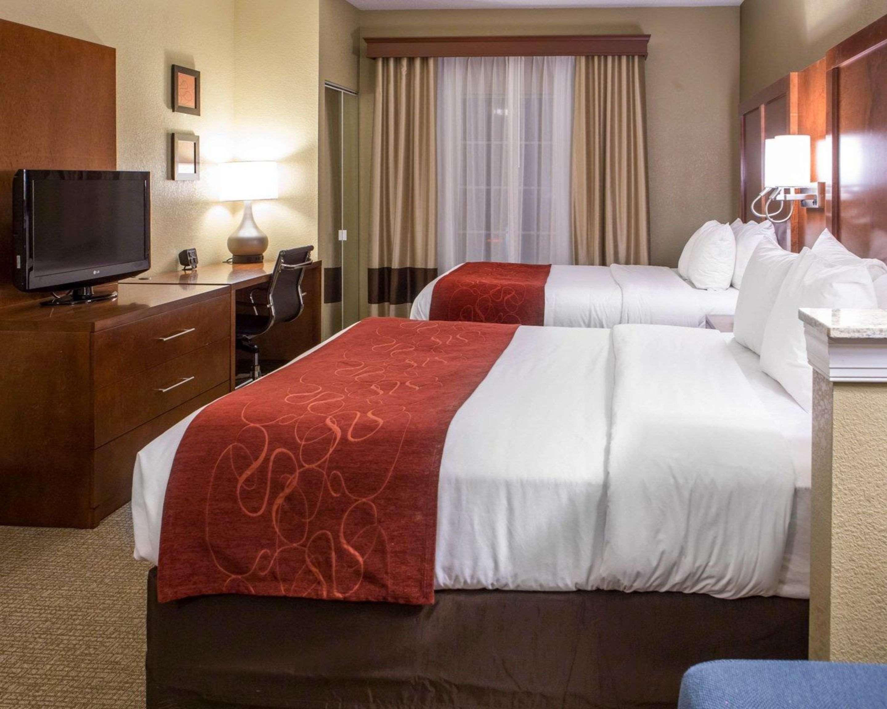Comfort Suites Newark - Harrison Bagian luar foto
