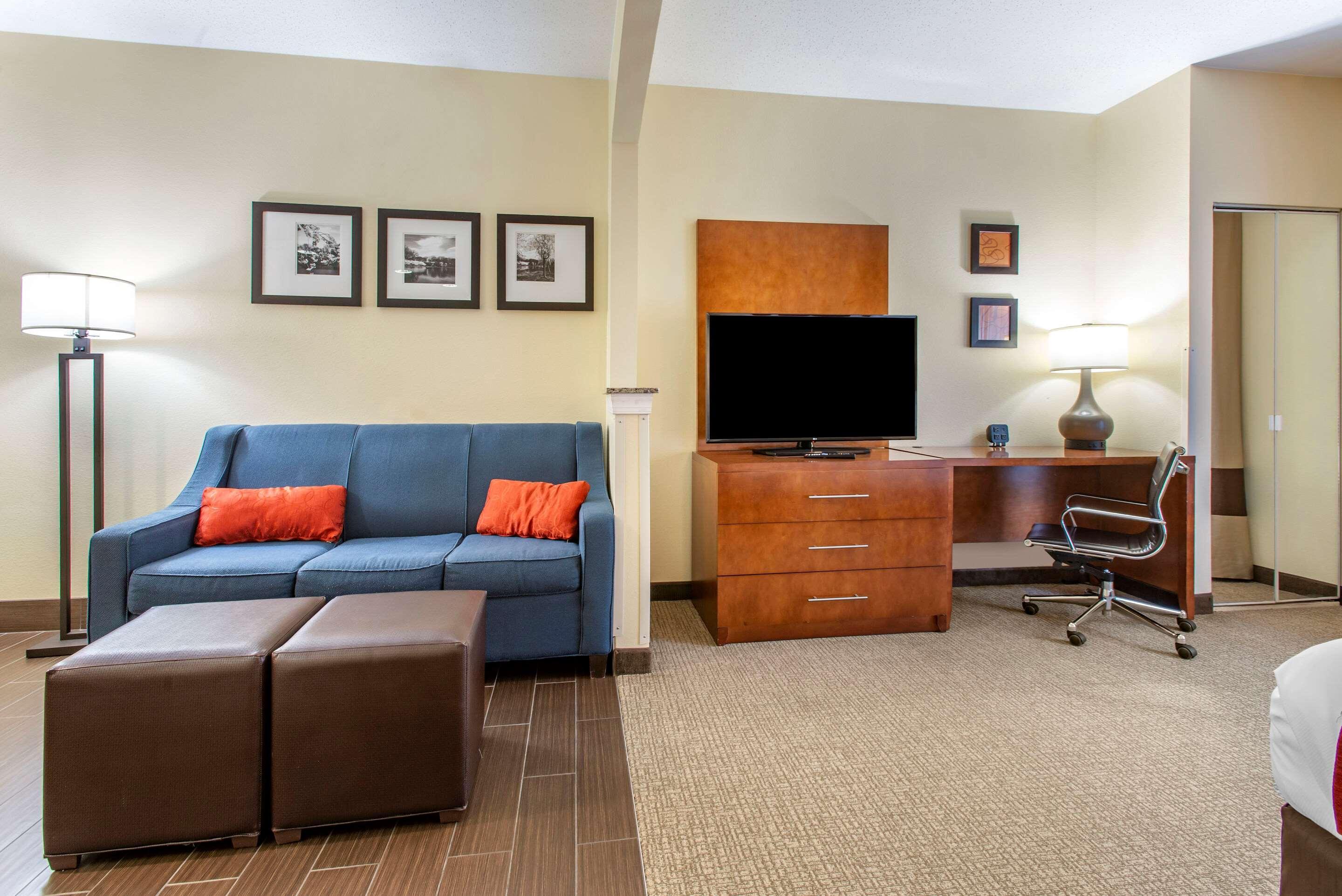 Comfort Suites Newark - Harrison Bagian luar foto