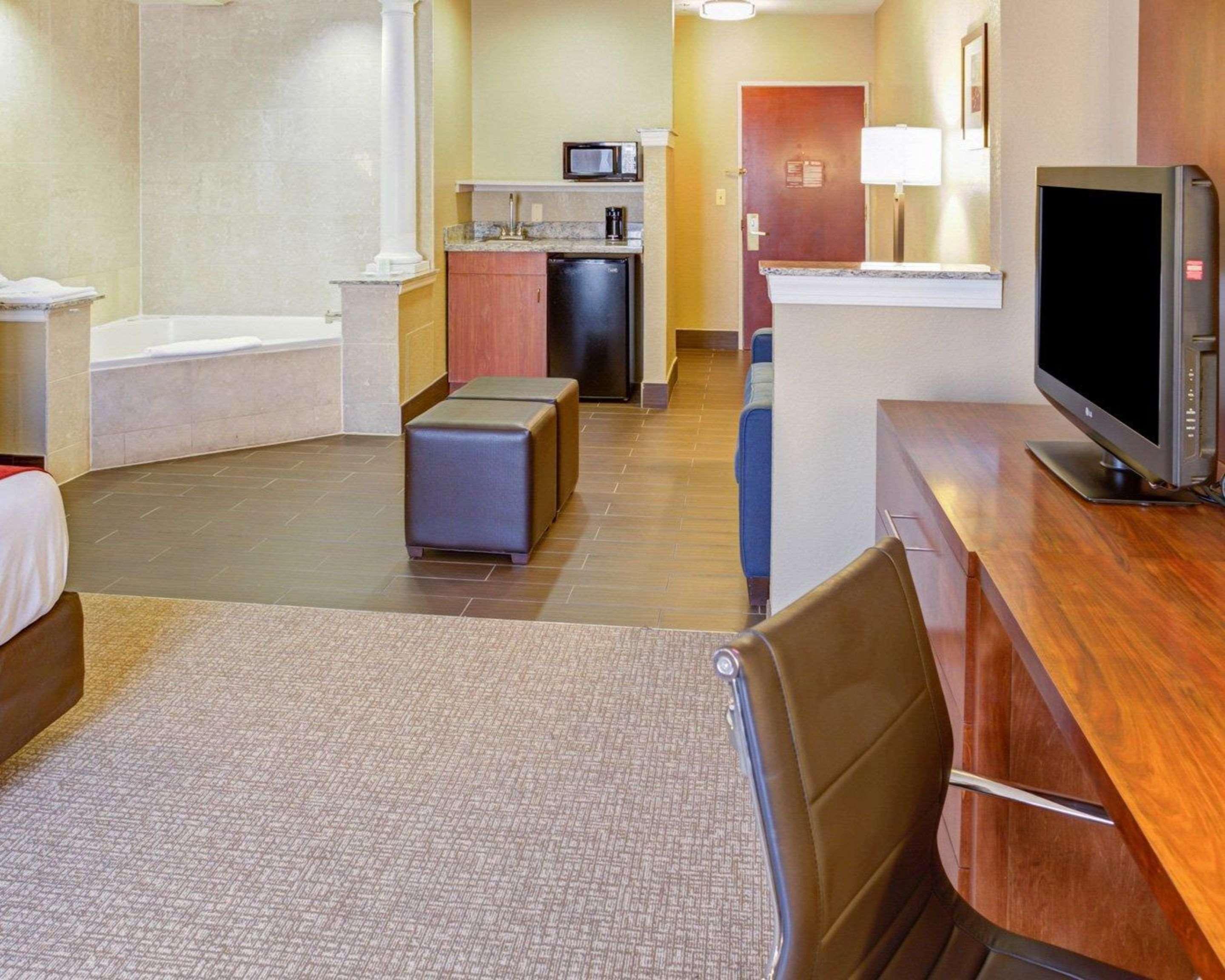Comfort Suites Newark - Harrison Bagian luar foto