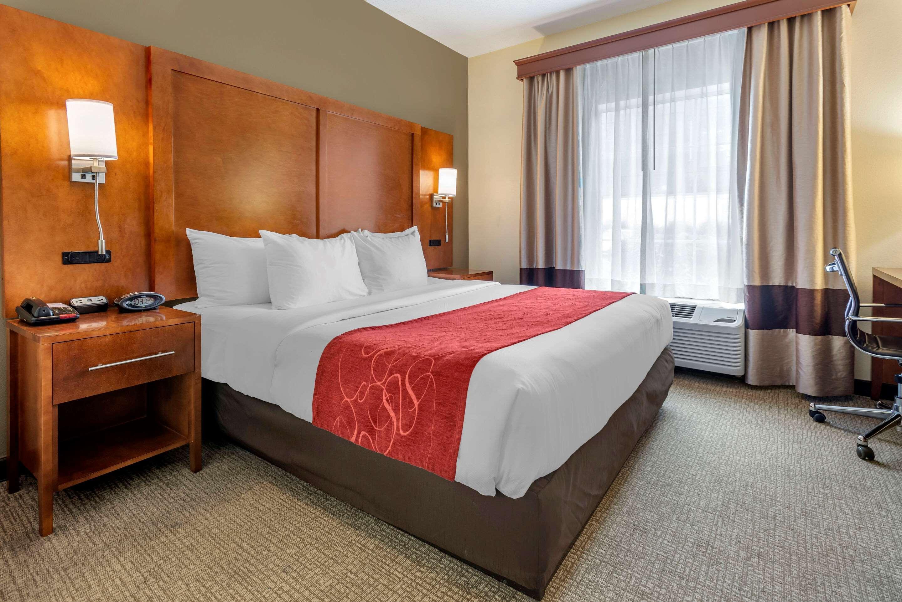 Comfort Suites Newark - Harrison Bagian luar foto