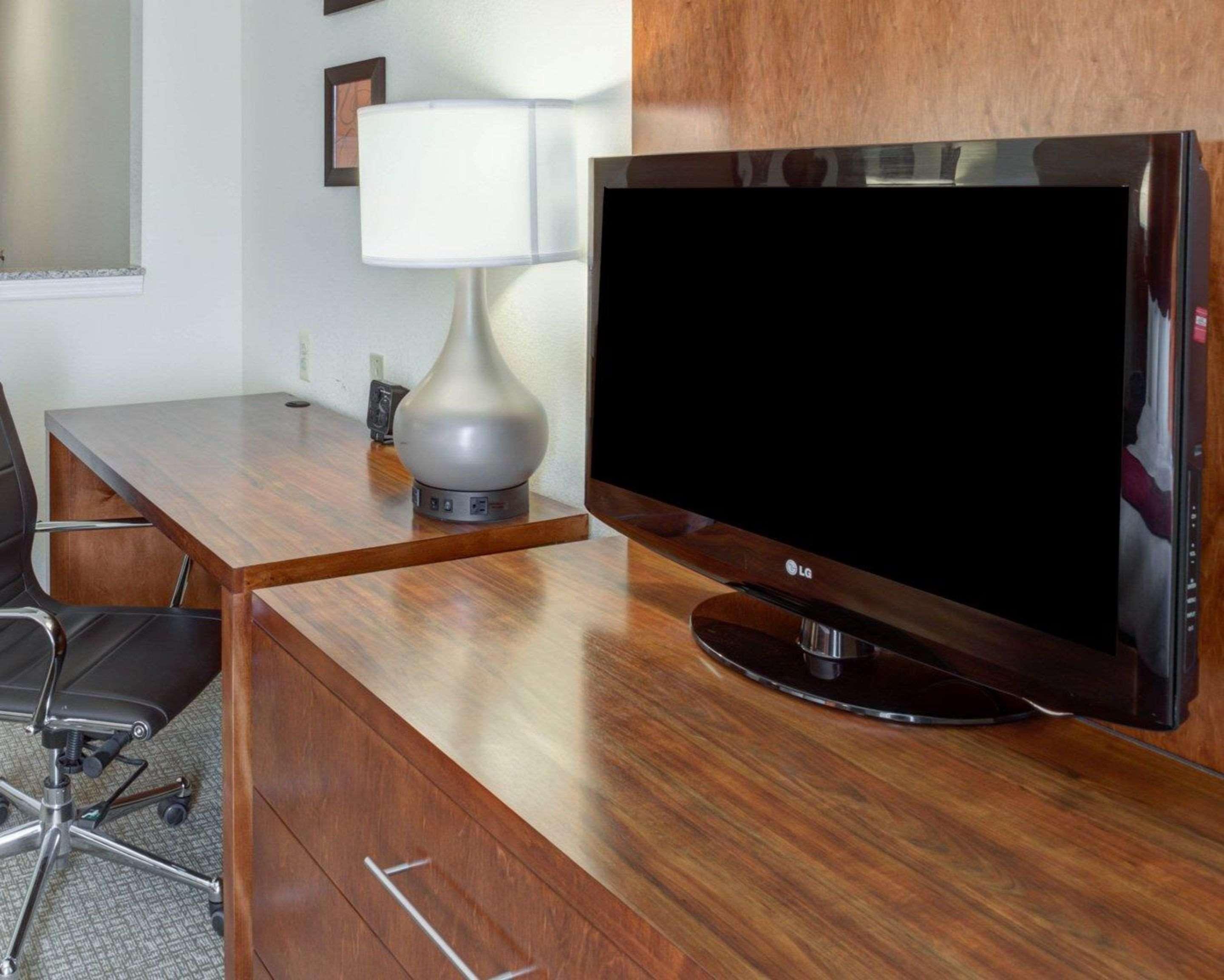 Comfort Suites Newark - Harrison Bagian luar foto