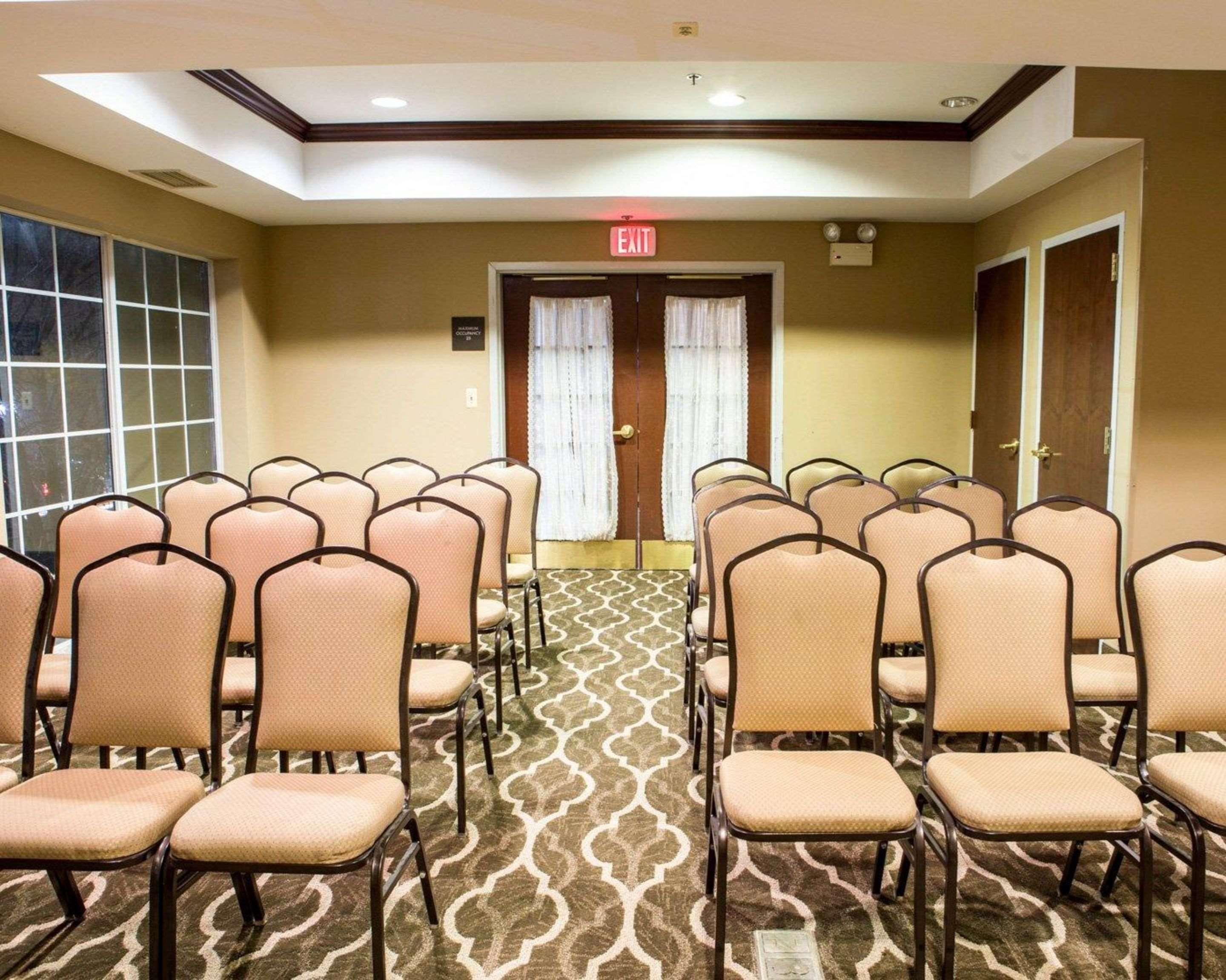 Comfort Suites Newark - Harrison Bagian luar foto