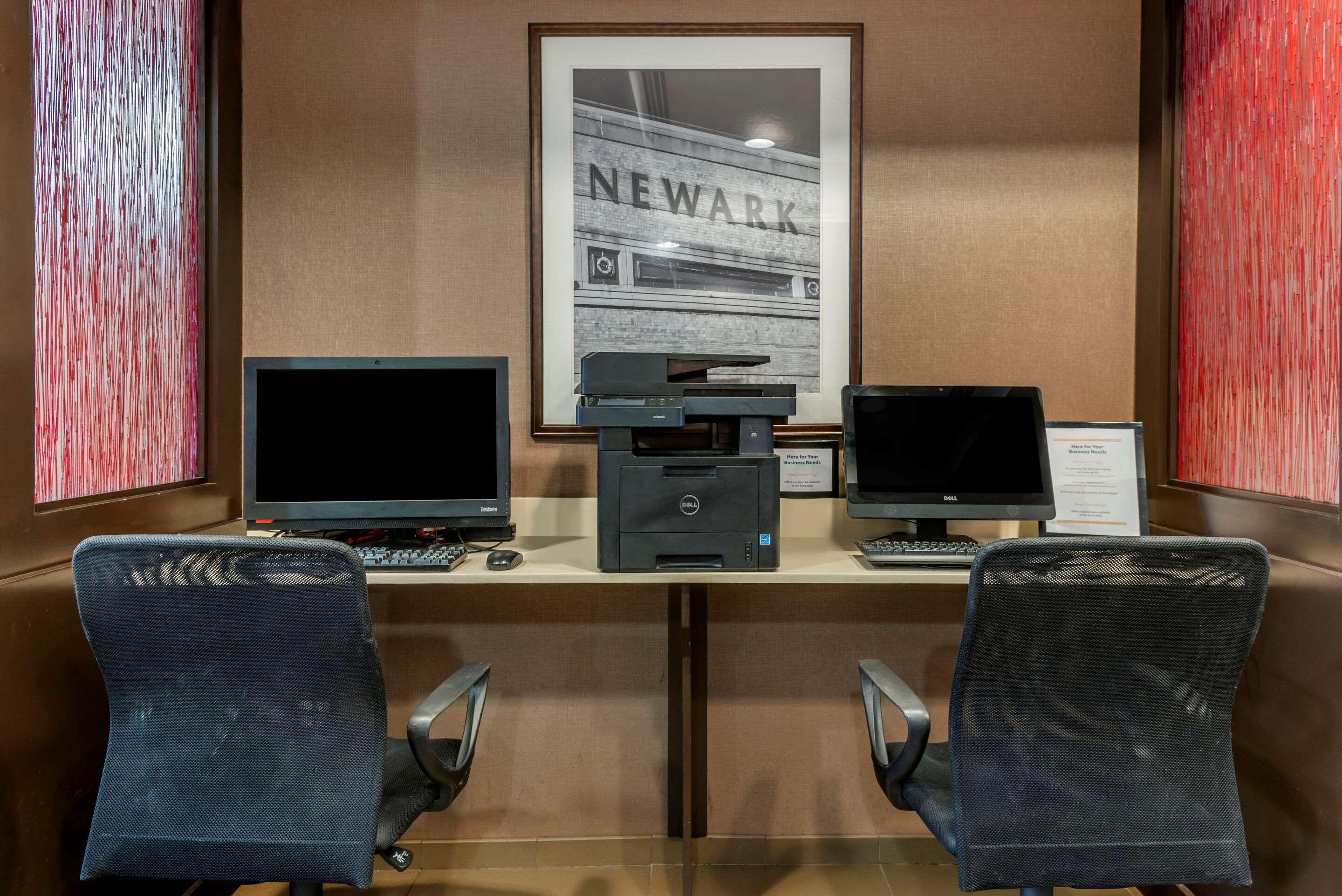 Comfort Suites Newark - Harrison Bagian luar foto