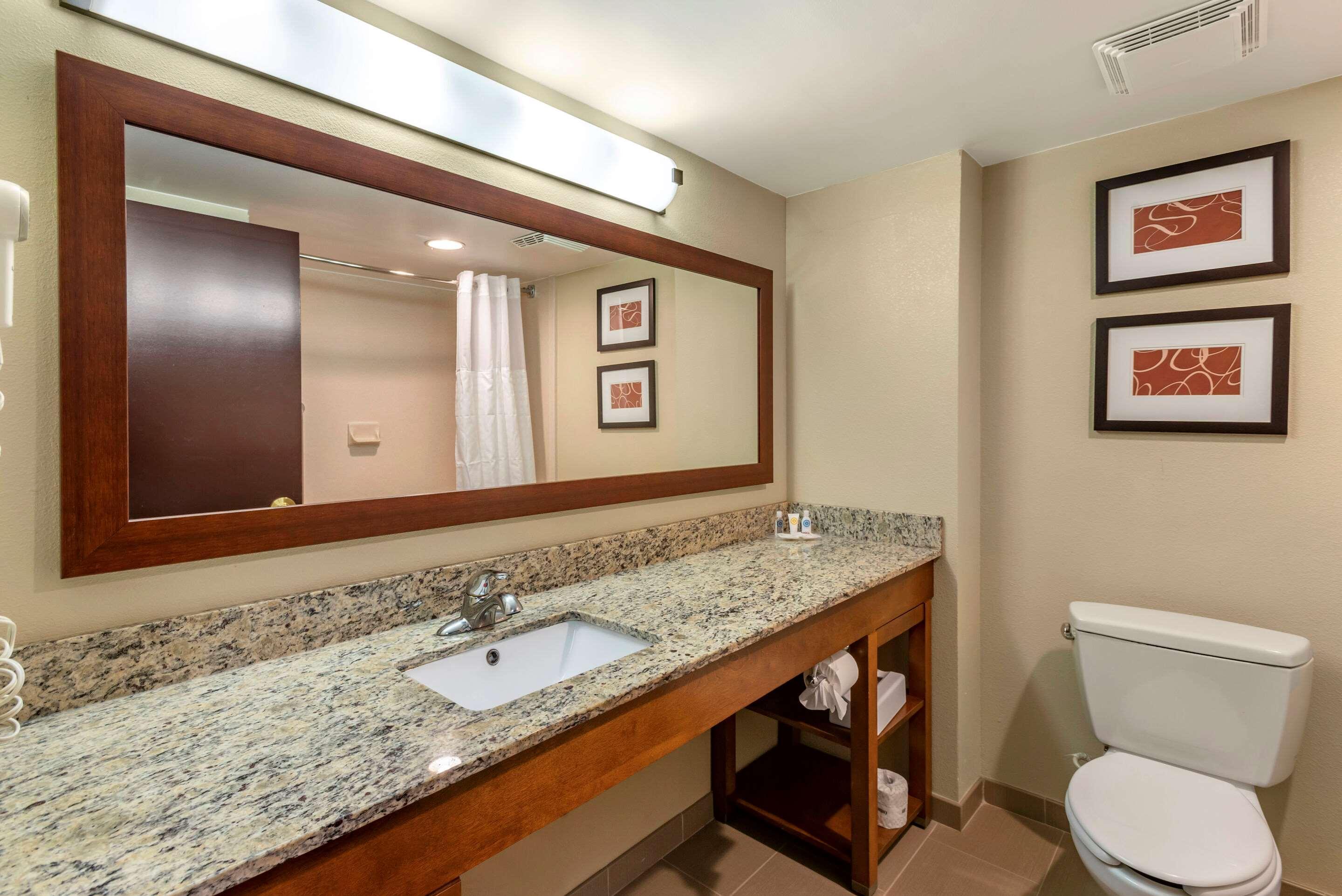 Comfort Suites Newark - Harrison Bagian luar foto