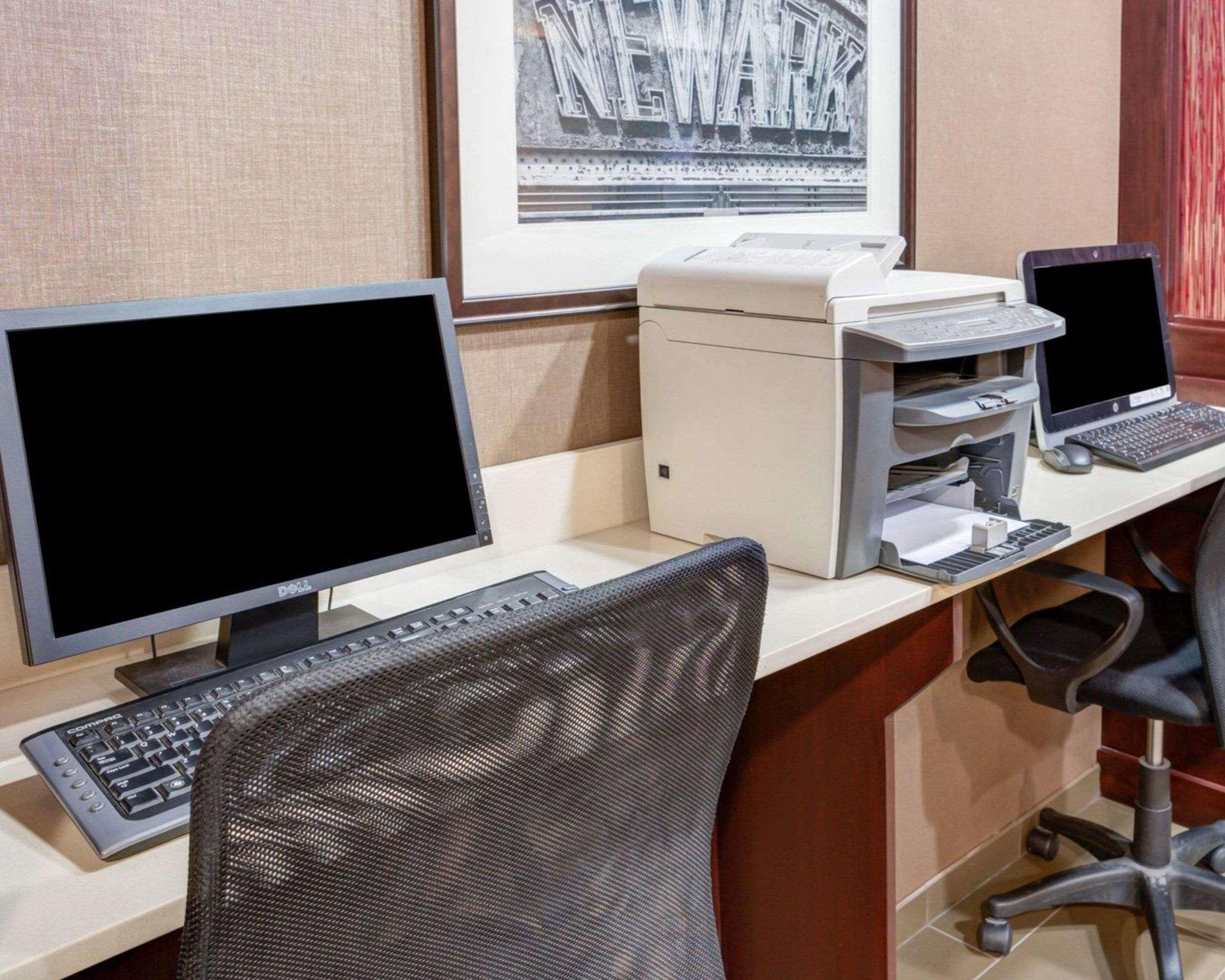 Comfort Suites Newark - Harrison Bagian luar foto