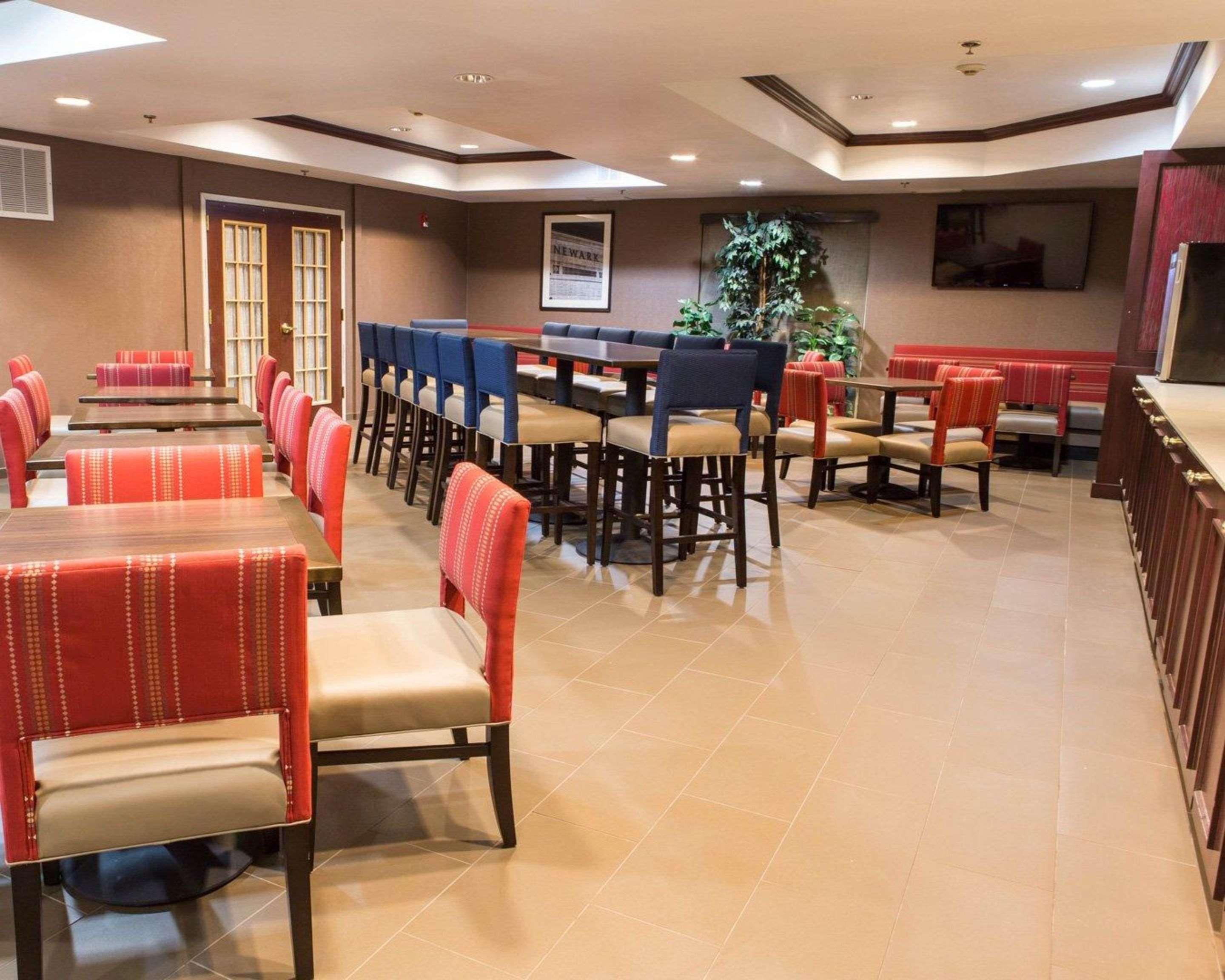 Comfort Suites Newark - Harrison Bagian luar foto