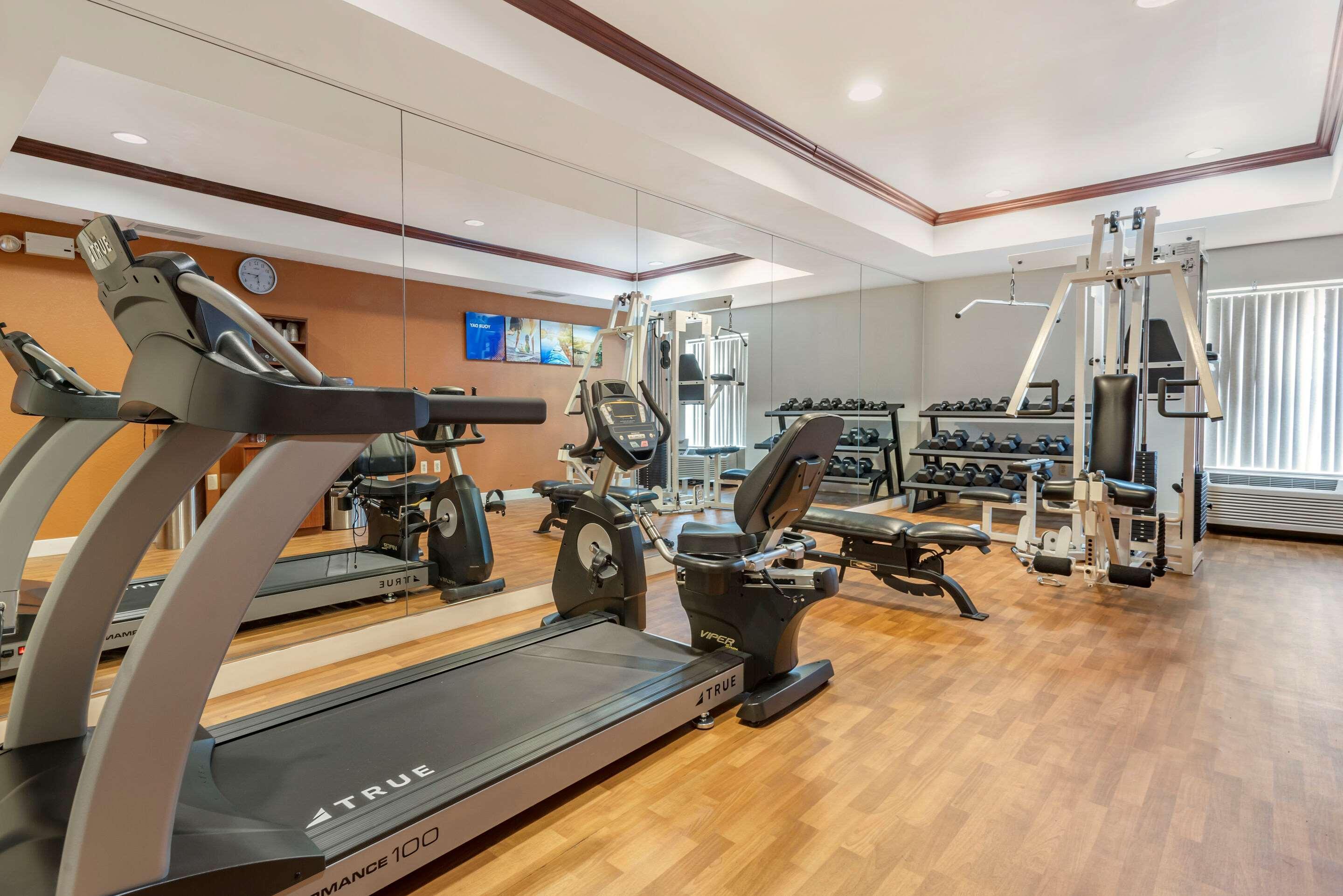 Comfort Suites Newark - Harrison Bagian luar foto