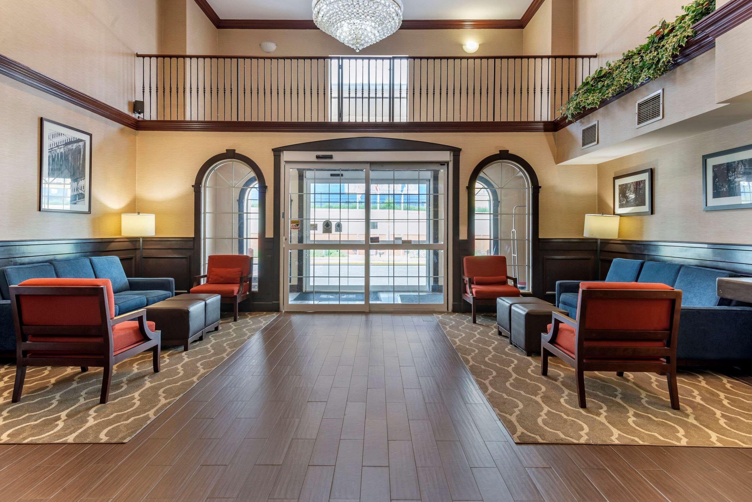 Comfort Suites Newark - Harrison Bagian luar foto