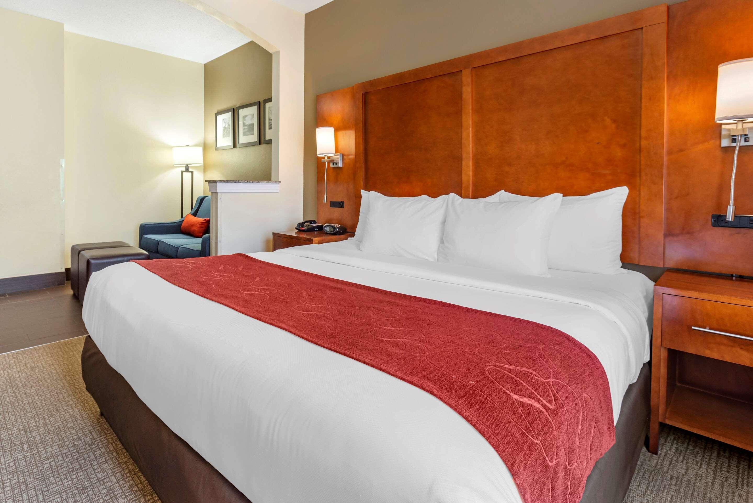 Comfort Suites Newark - Harrison Bagian luar foto