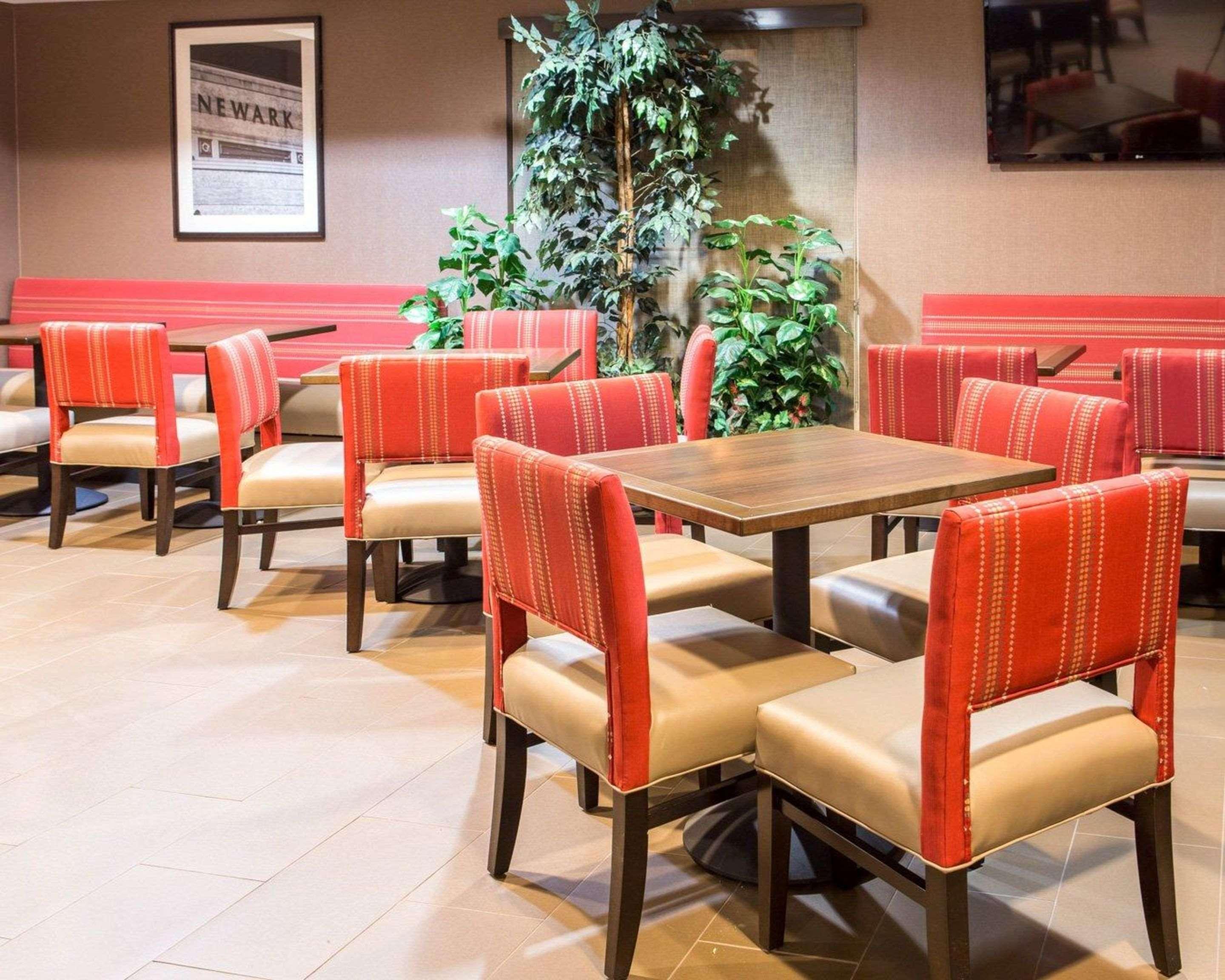 Comfort Suites Newark - Harrison Bagian luar foto