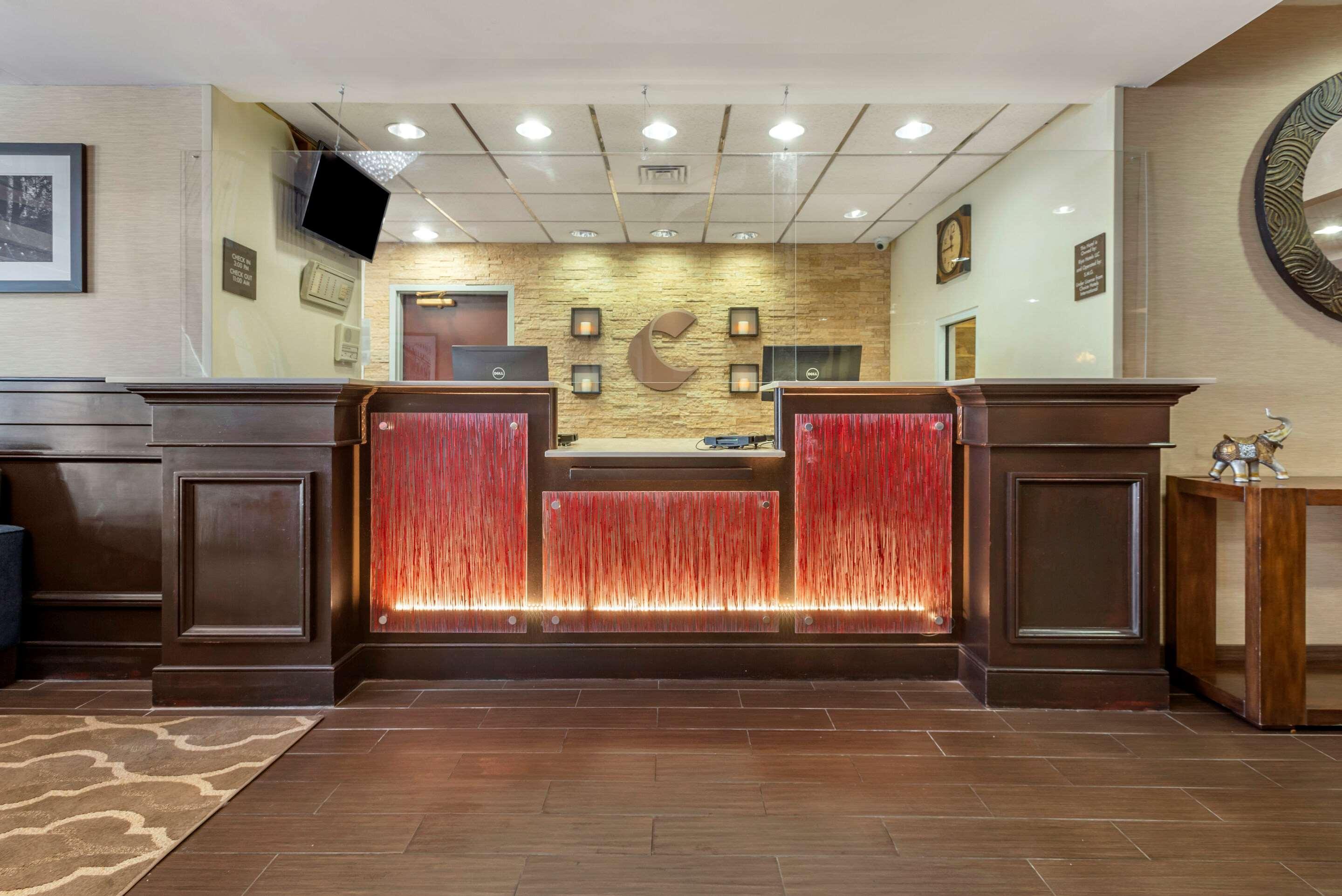 Comfort Suites Newark - Harrison Bagian luar foto