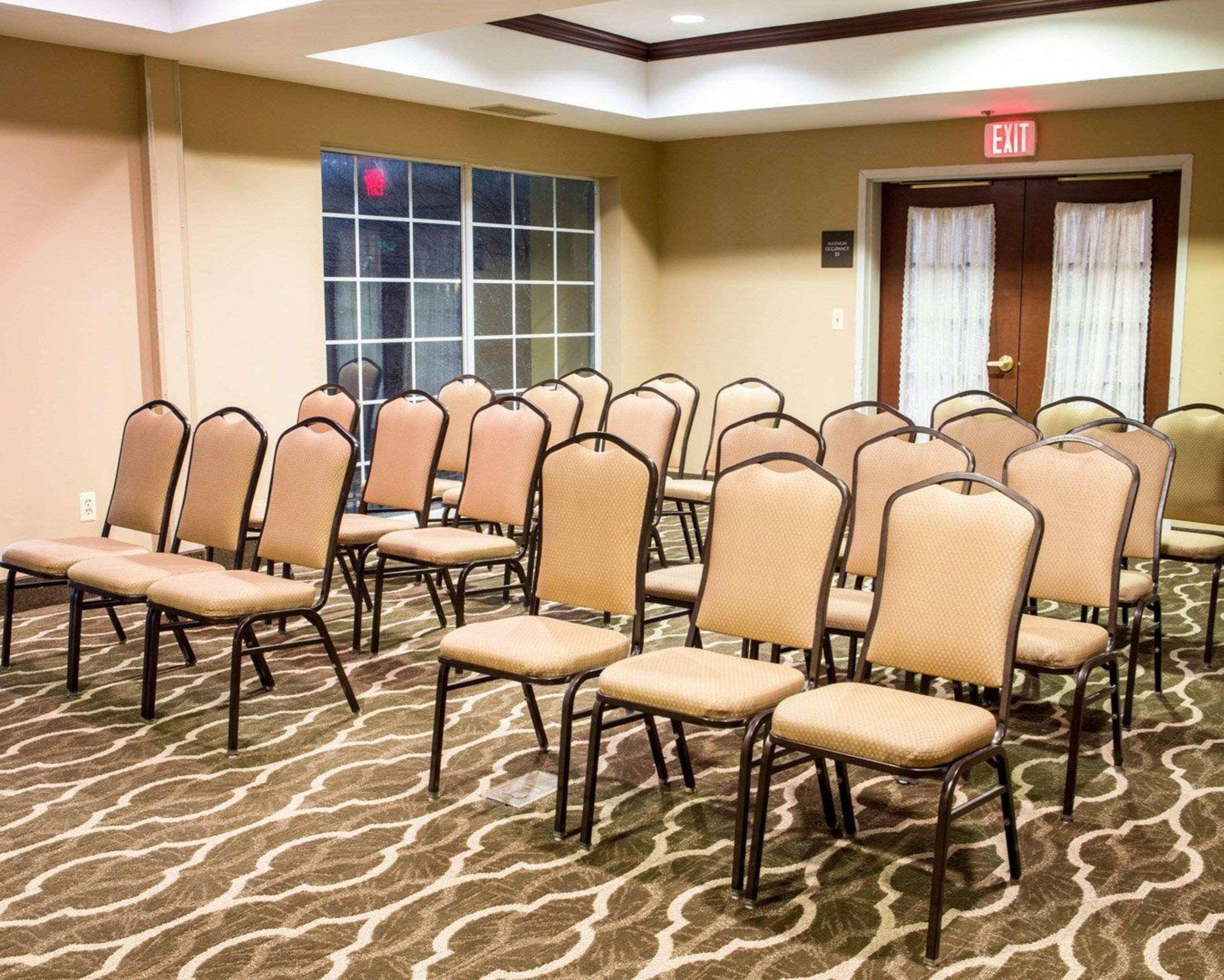 Comfort Suites Newark - Harrison Bagian luar foto