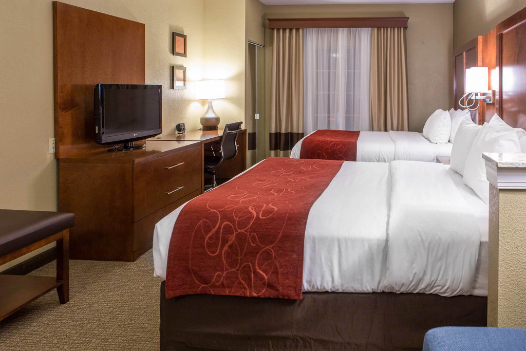 Comfort Suites Newark - Harrison Bagian luar foto