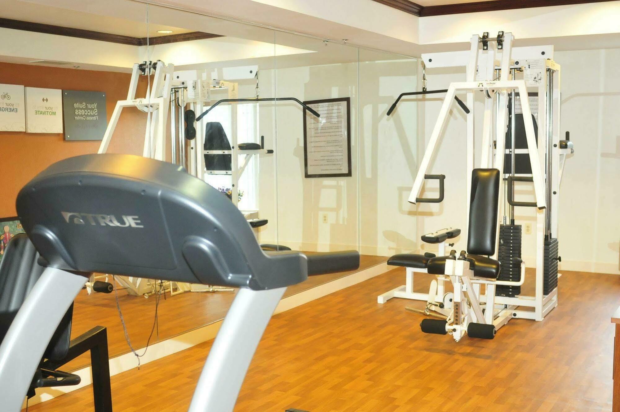 Comfort Suites Newark - Harrison Bagian luar foto