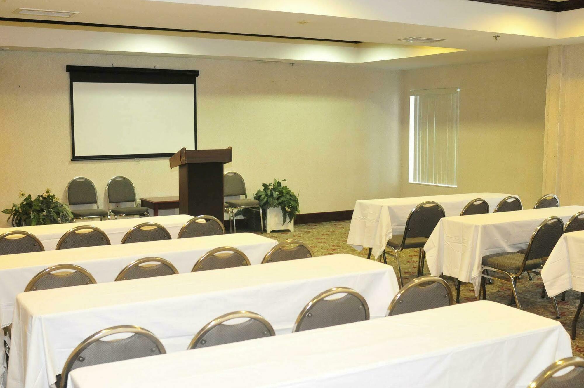 Comfort Suites Newark - Harrison Bagian luar foto