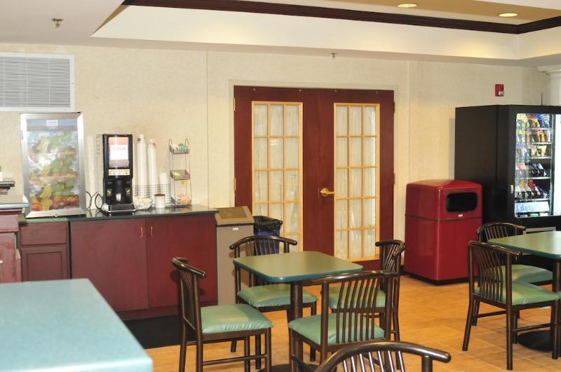 Comfort Suites Newark - Harrison Bagian luar foto